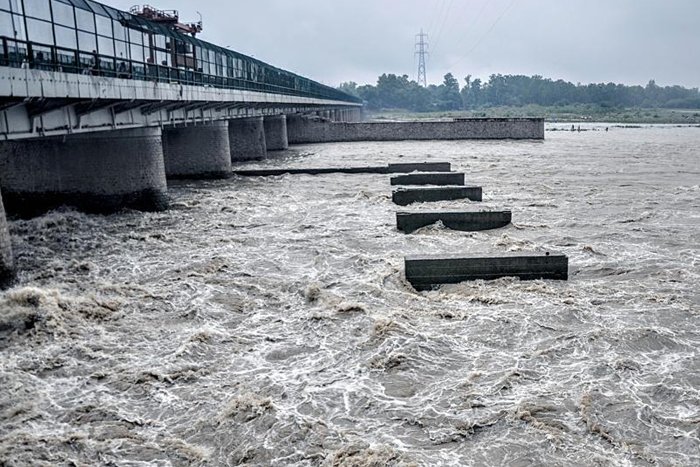 Delhi Rain updates: Yamuna water level close to danger mark, 2.79 lakh cusecs of water released from Hathnikund Barrage