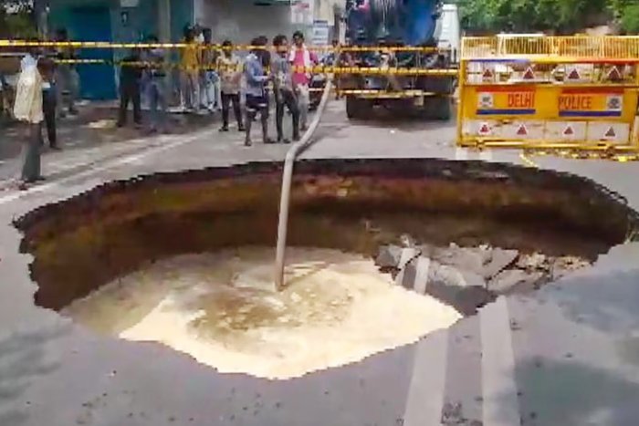 Delhi: Road caves in, triggers traffic congestion in Janakpuri